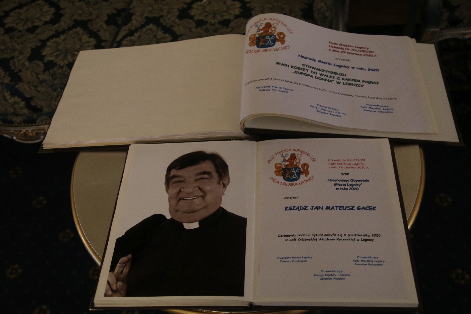 Honorowym Obywatelem Miasta Legnicy został ksiądz Gacek