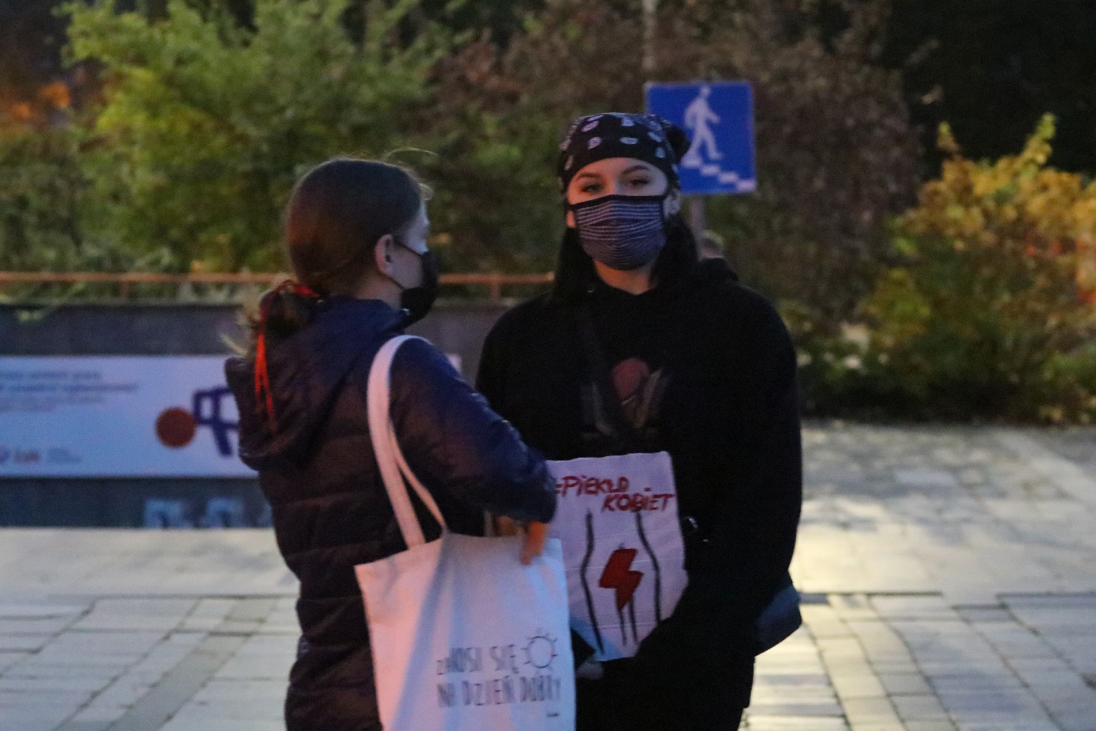 Dwieście osób w siódmym dniu protestu na ulicach Legnicy