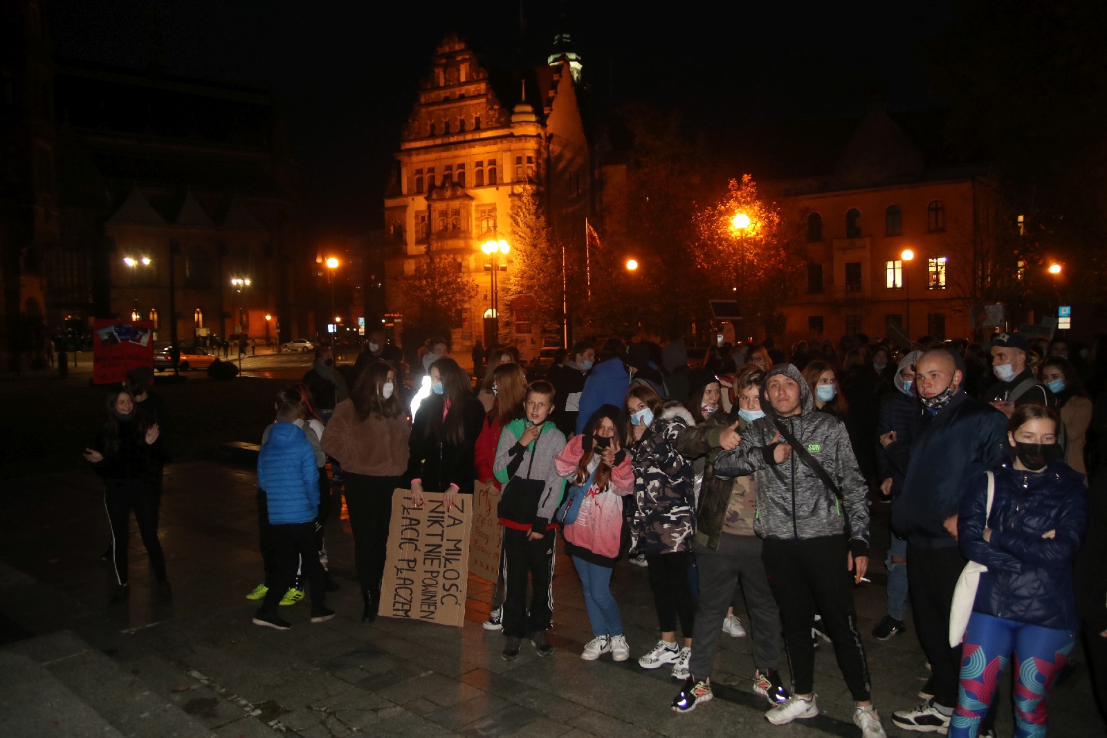 Dwieście osób w siódmym dniu protestu na ulicach Legnicy