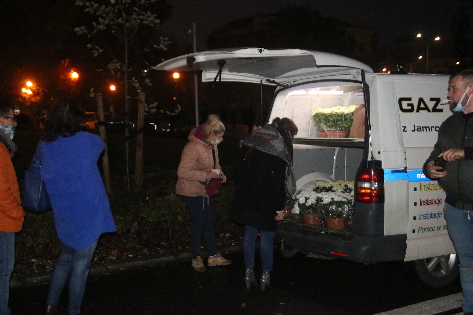 Sto osób przed biurem PIS, trzydzieści przed katedrą
