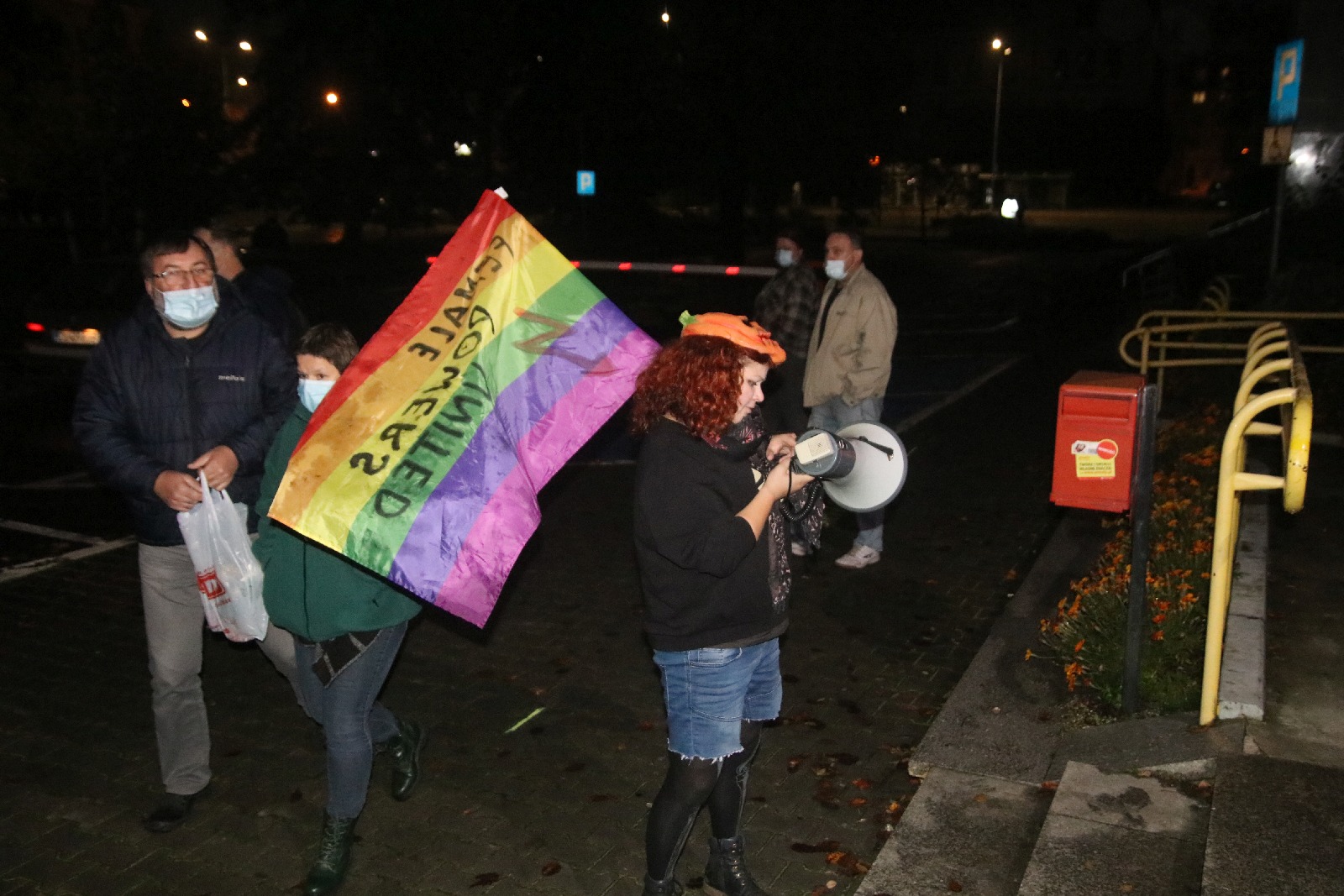 Sto osób przed biurem PIS, trzydzieści przed katedrą