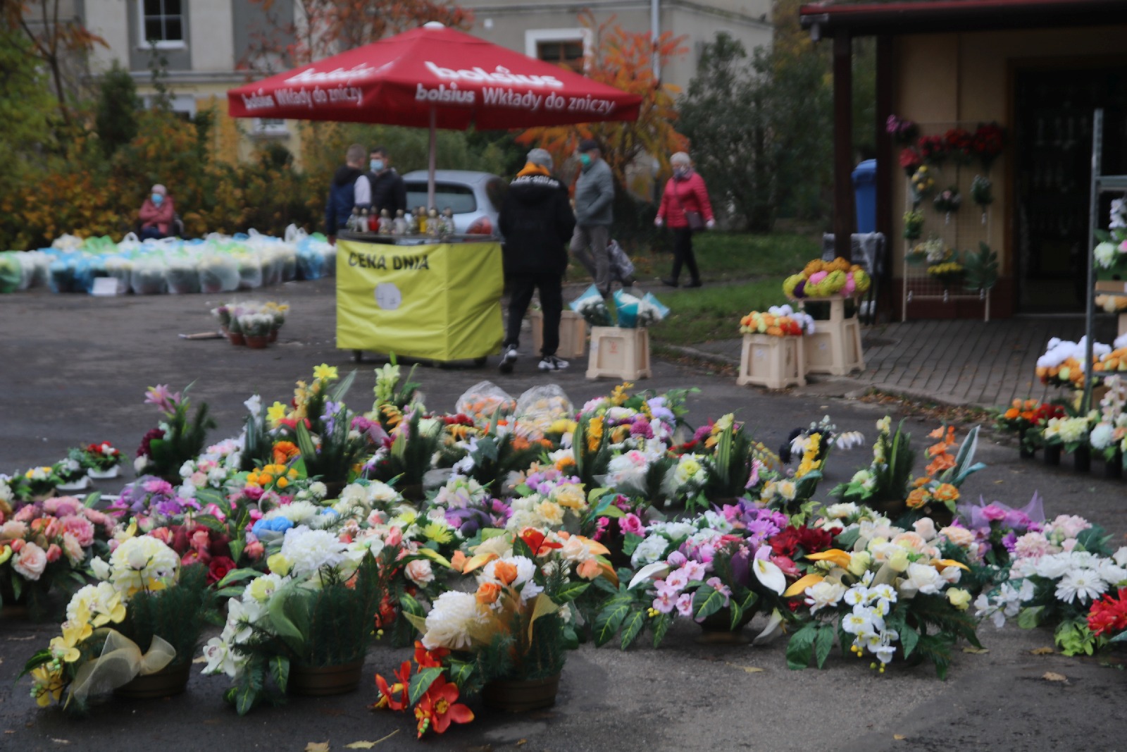 Spokojnie na legnickim cmentarzu w pierwszym dniu po otwarciu