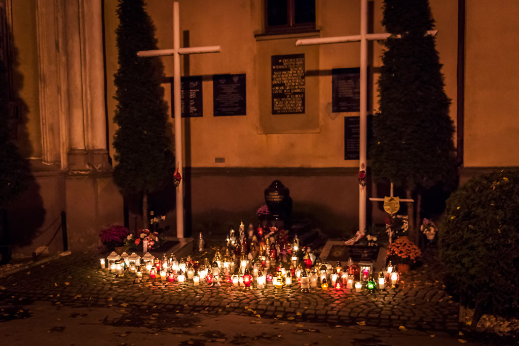 Wieczorny spacer po legnickiej nekropolii