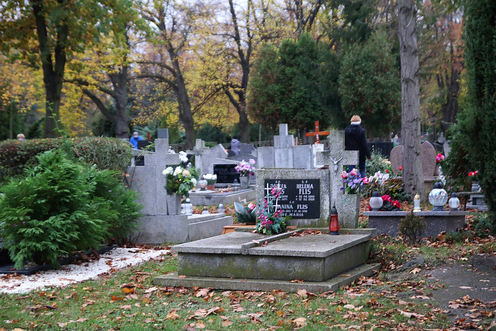 Spokojnie na legnickim cmentarzu w pierwszym dniu po otwarciu