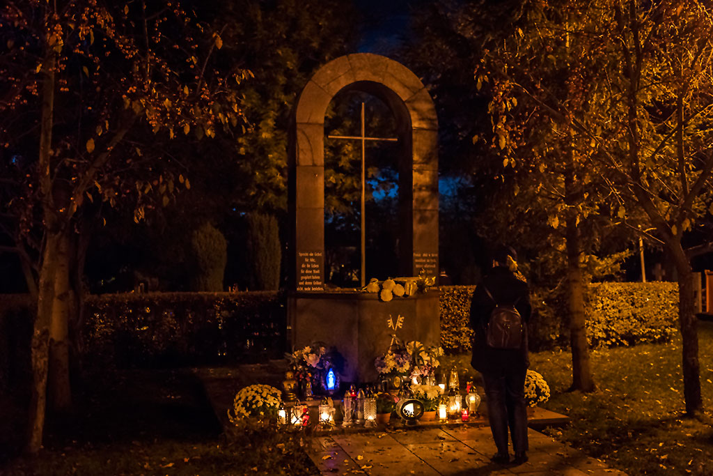 Wieczorny spacer po legnickiej nekropolii