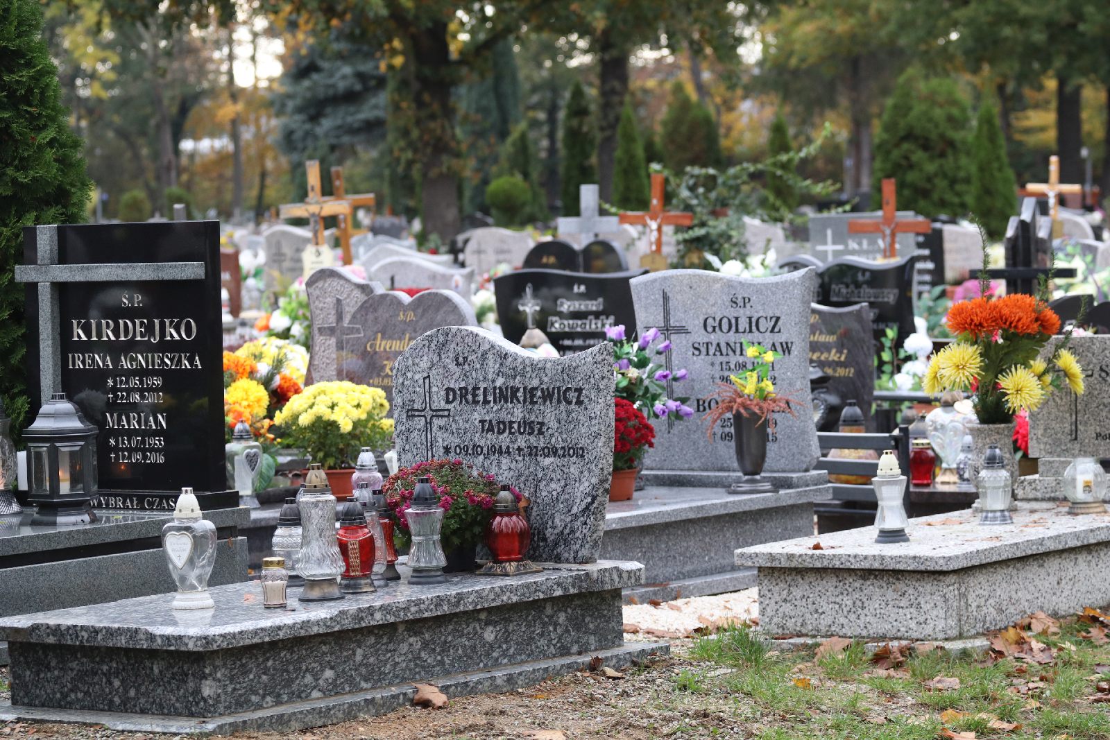 Spokojnie na legnickim cmentarzu w pierwszym dniu po otwarciu
