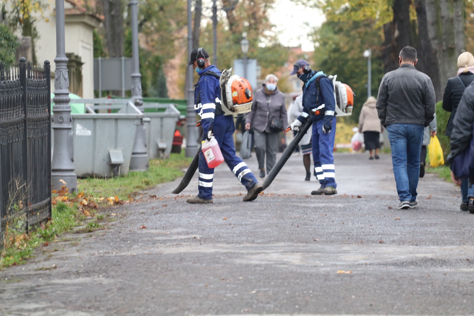 Spokojnie na legnickim cmentarzu w pierwszym dniu po otwarciu