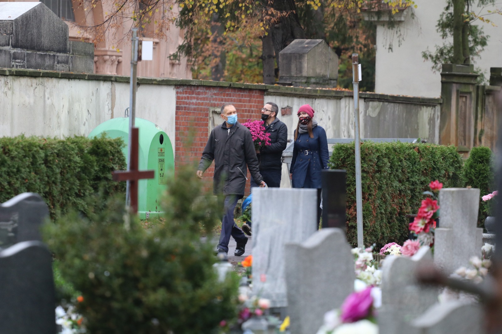 Spokojnie na legnickim cmentarzu w pierwszym dniu po otwarciu