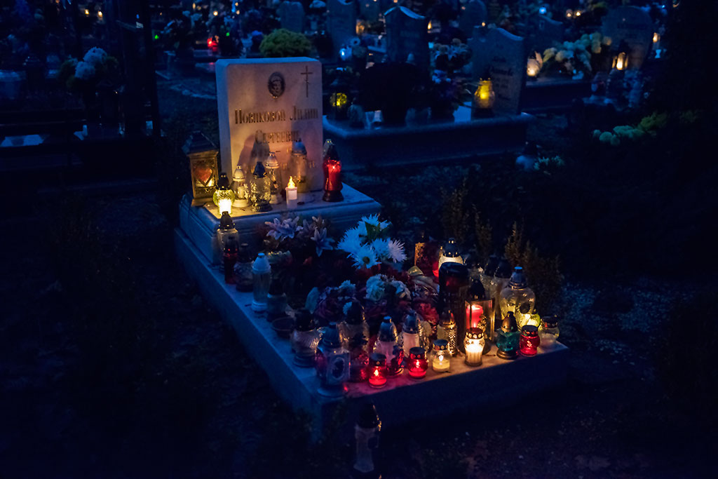 Wieczorny spacer po legnickiej nekropolii