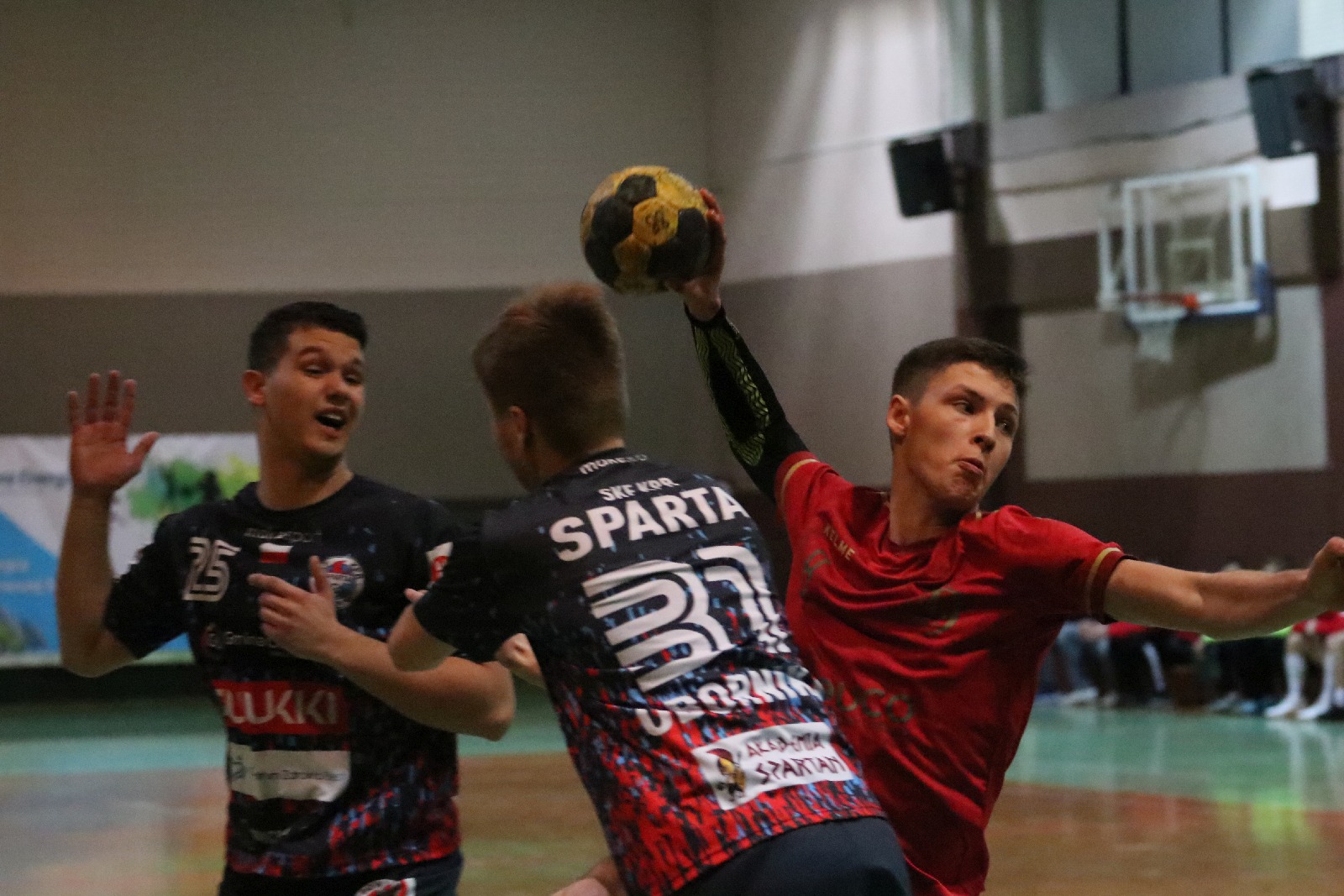 Dziewiątka Legnica pokonuje we własnej hali Spartę Oborniki