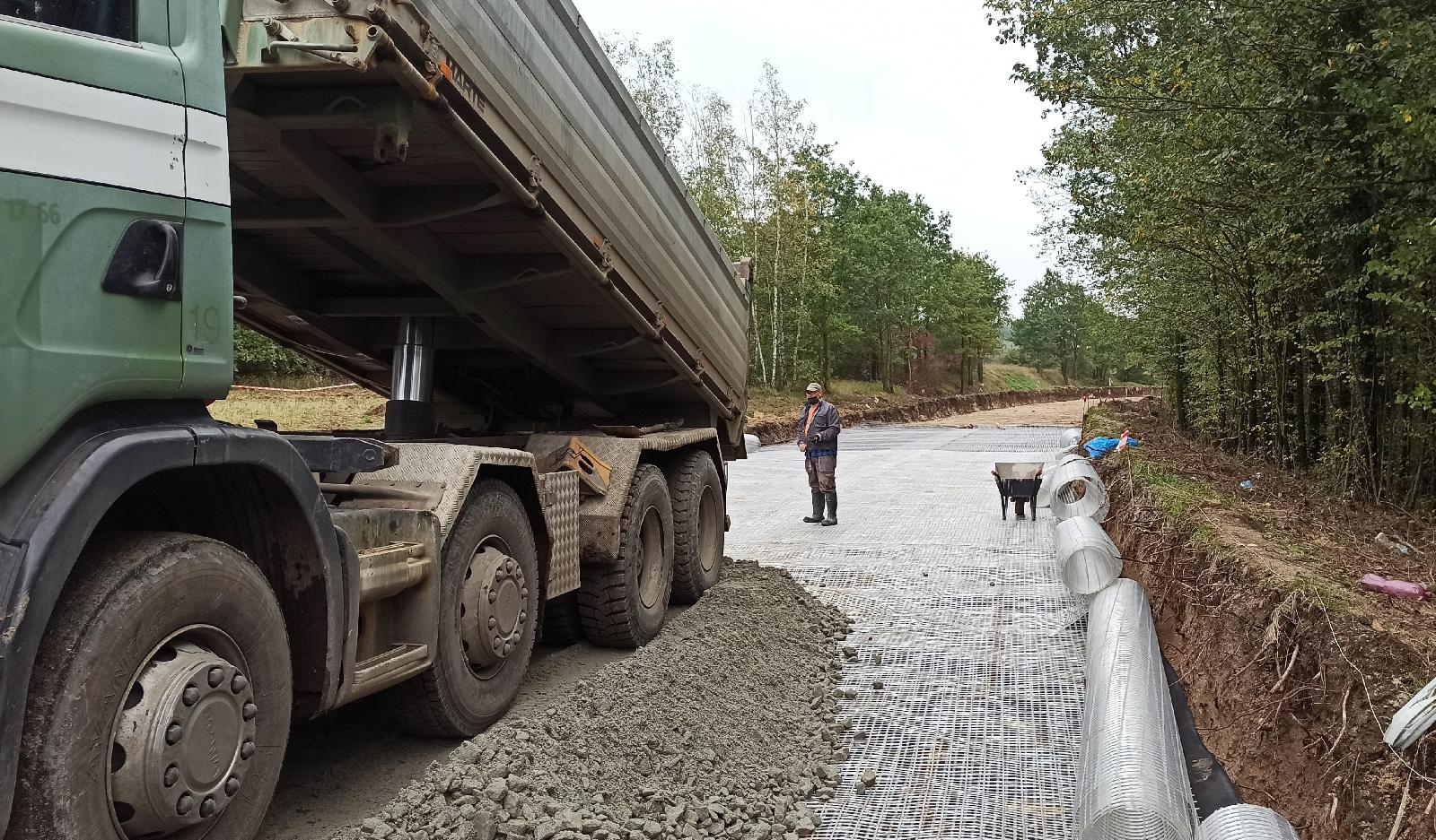 Starostwo wspólnie z gminą Kunice remontuje drogę w Bieniowicach
