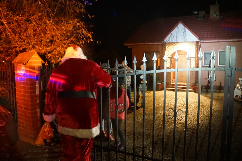 Mikołaj gości w gminie Kunice ku uciesze najmłodszych cz1