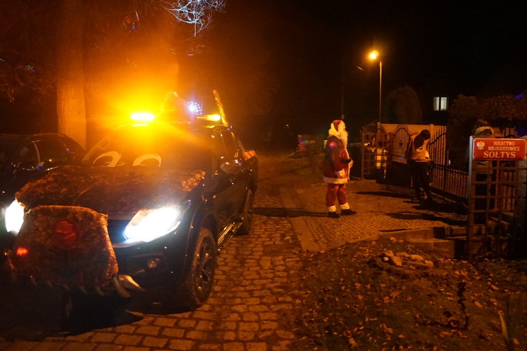 Mikołaj gości w gminie Kunice ku uciesze najmłodszych cz1