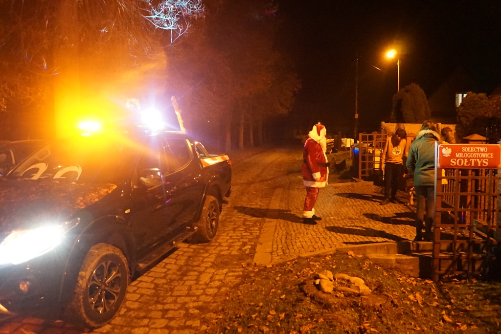 Mikołaj gości w gminie Kunice ku uciesze najmłodszych cz1