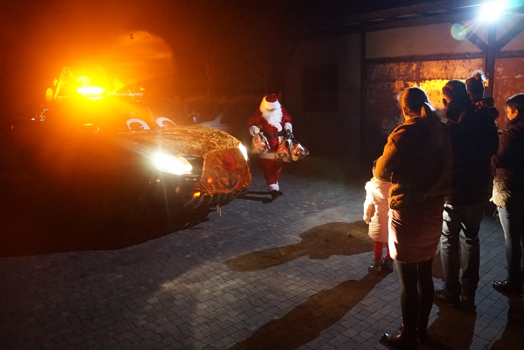 Mikołaj gości w gminie Kunice ku uciesze najmłodszych cz1