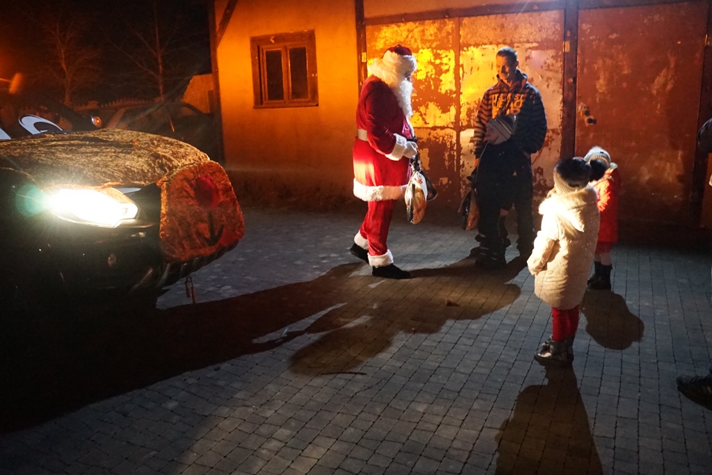 Mikołaj gości w gminie Kunice ku uciesze najmłodszych cz1