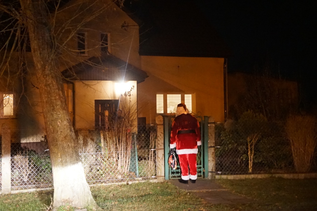 Mikołaj gości w gminie Kunice ku uciesze najmłodszych cz1