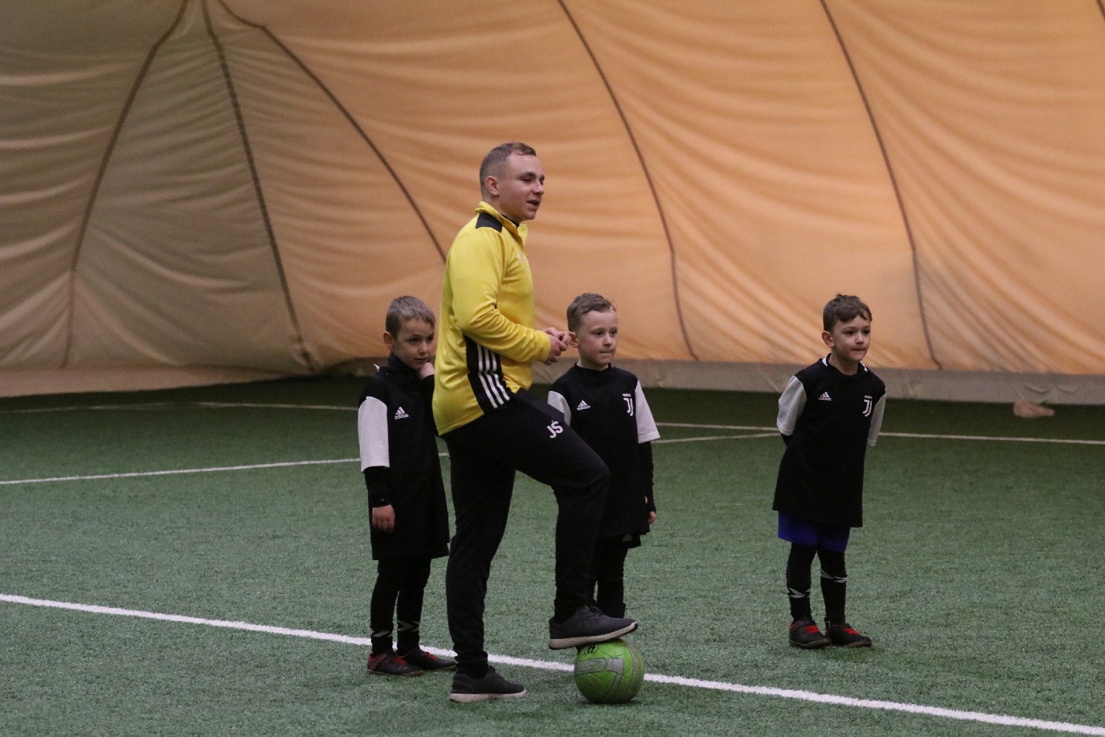 Pod balonem rozegrano mikołajkowy turniej dla dzieci cz1