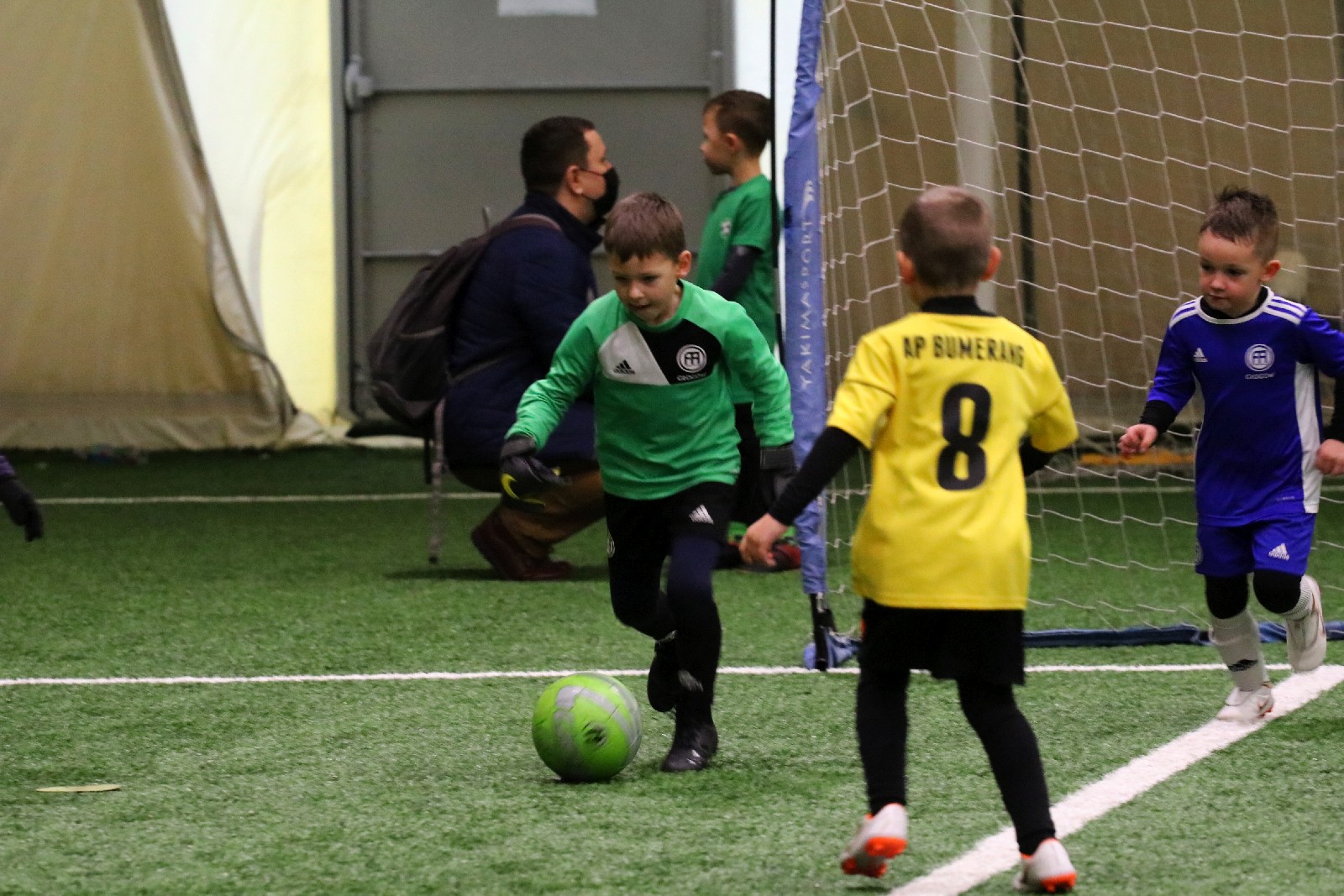 Pod balonem rozegrano mikołajkowy turniej dla dzieci cz1