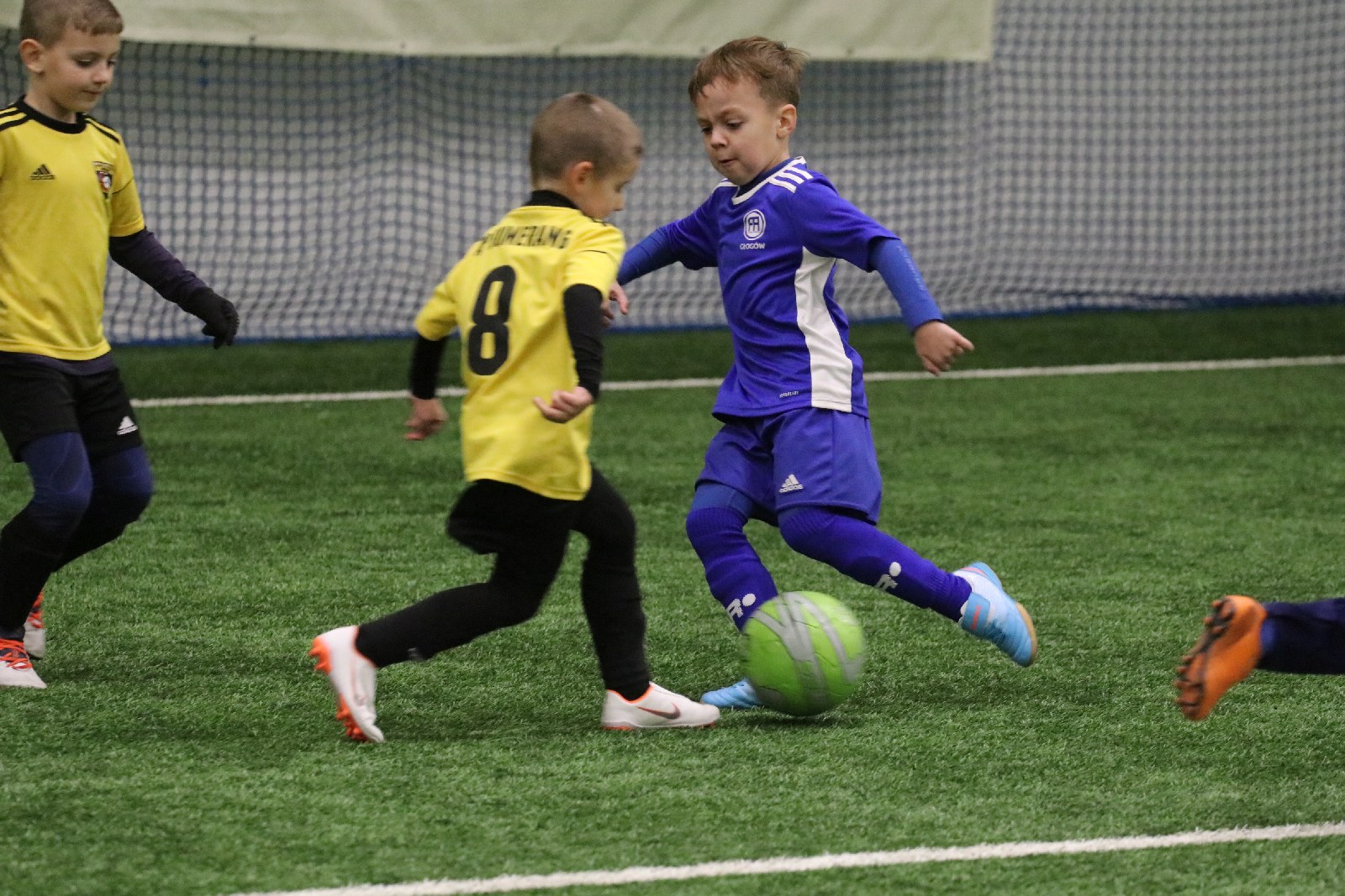 Pod balonem rozegrano mikołajkowy turniej dla dzieci cz1