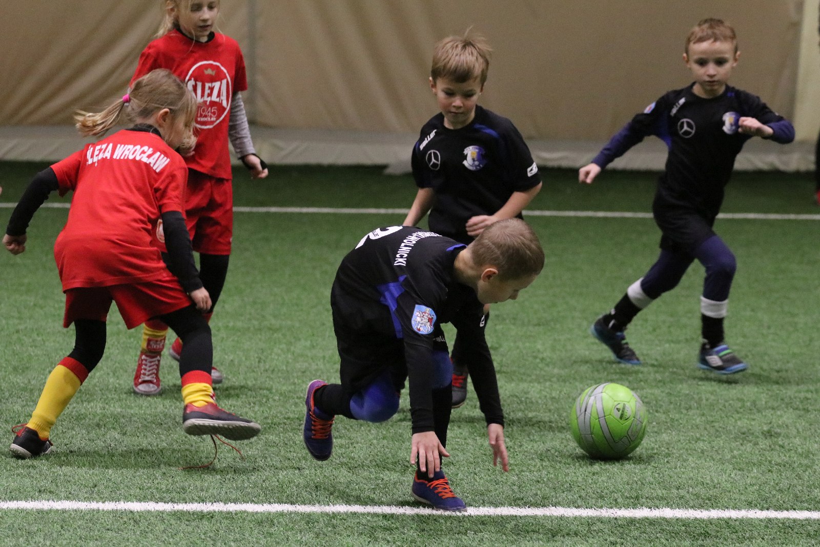 Pod balonem rozegrano mikołajkowy turniej dla dzieci cz1