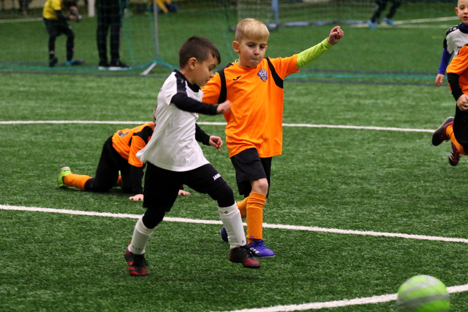 Pod balonem rozegrano mikołajkowy turniej dla dzieci cz1
