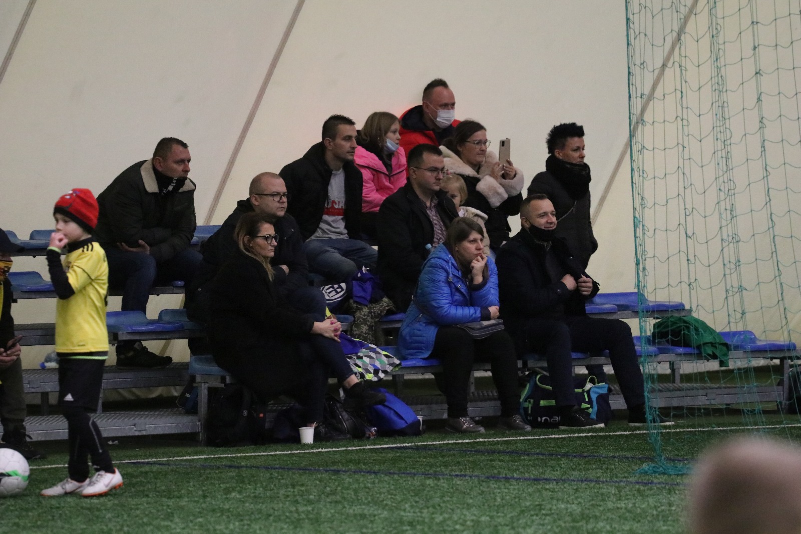 Pod balonem rozegrano mikołajkowy turniej dla dzieci cz1