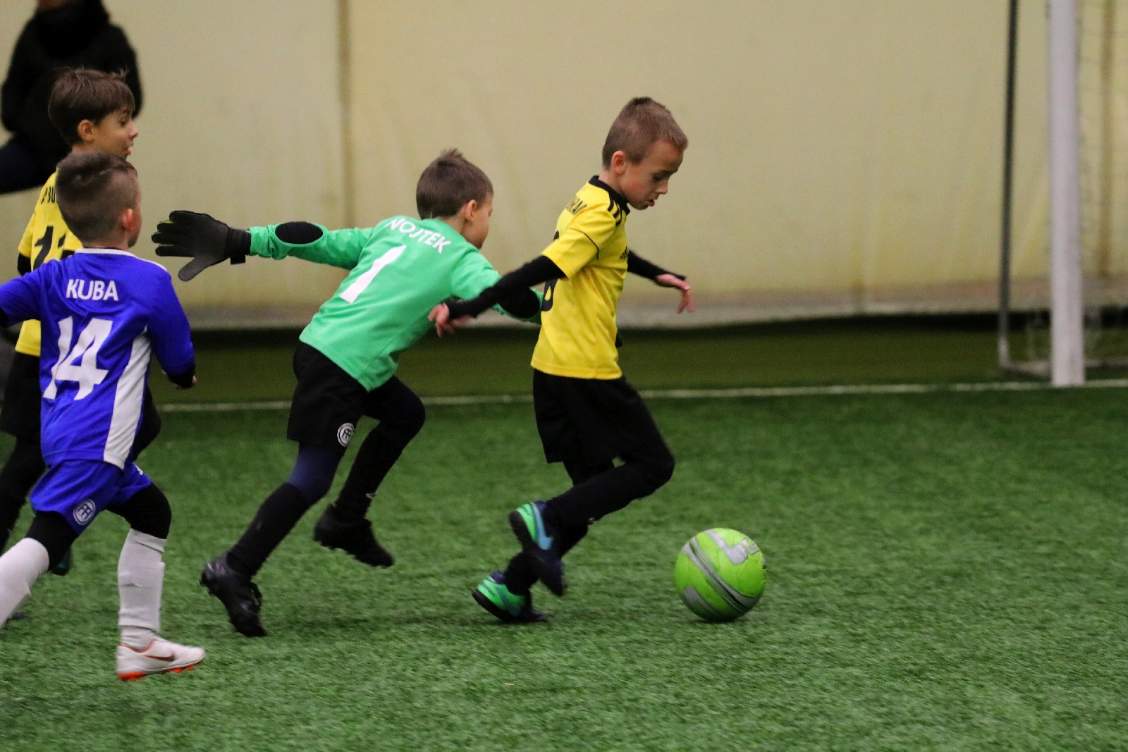 Pod balonem rozegrano mikołajkowy turniej dla dzieci cz1
