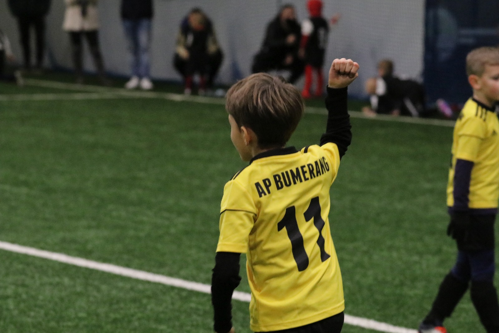 Pod balonem rozegrano mikołajkowy turniej dla dzieci cz1