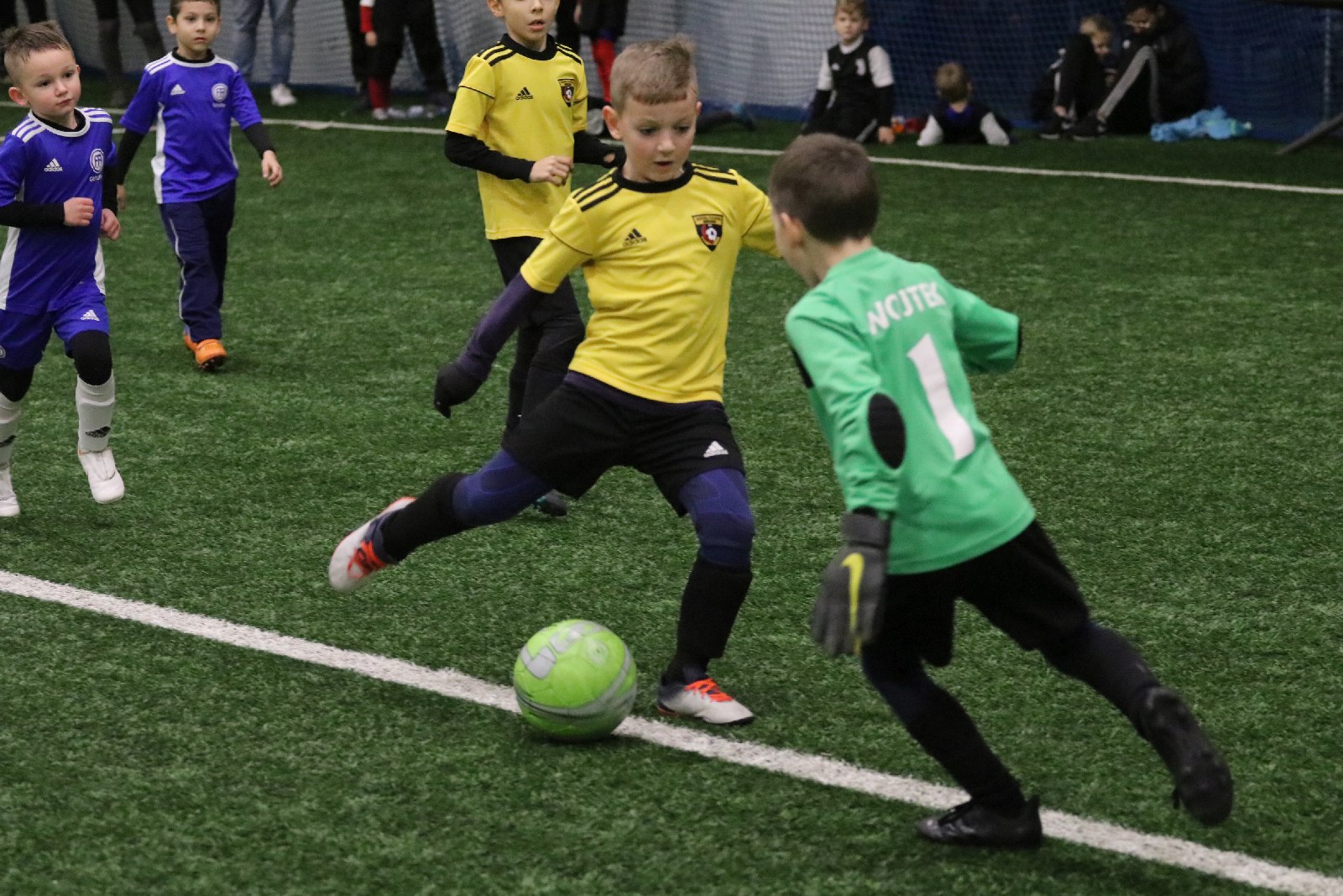 Pod balonem rozegrano mikołajkowy turniej dla dzieci cz1