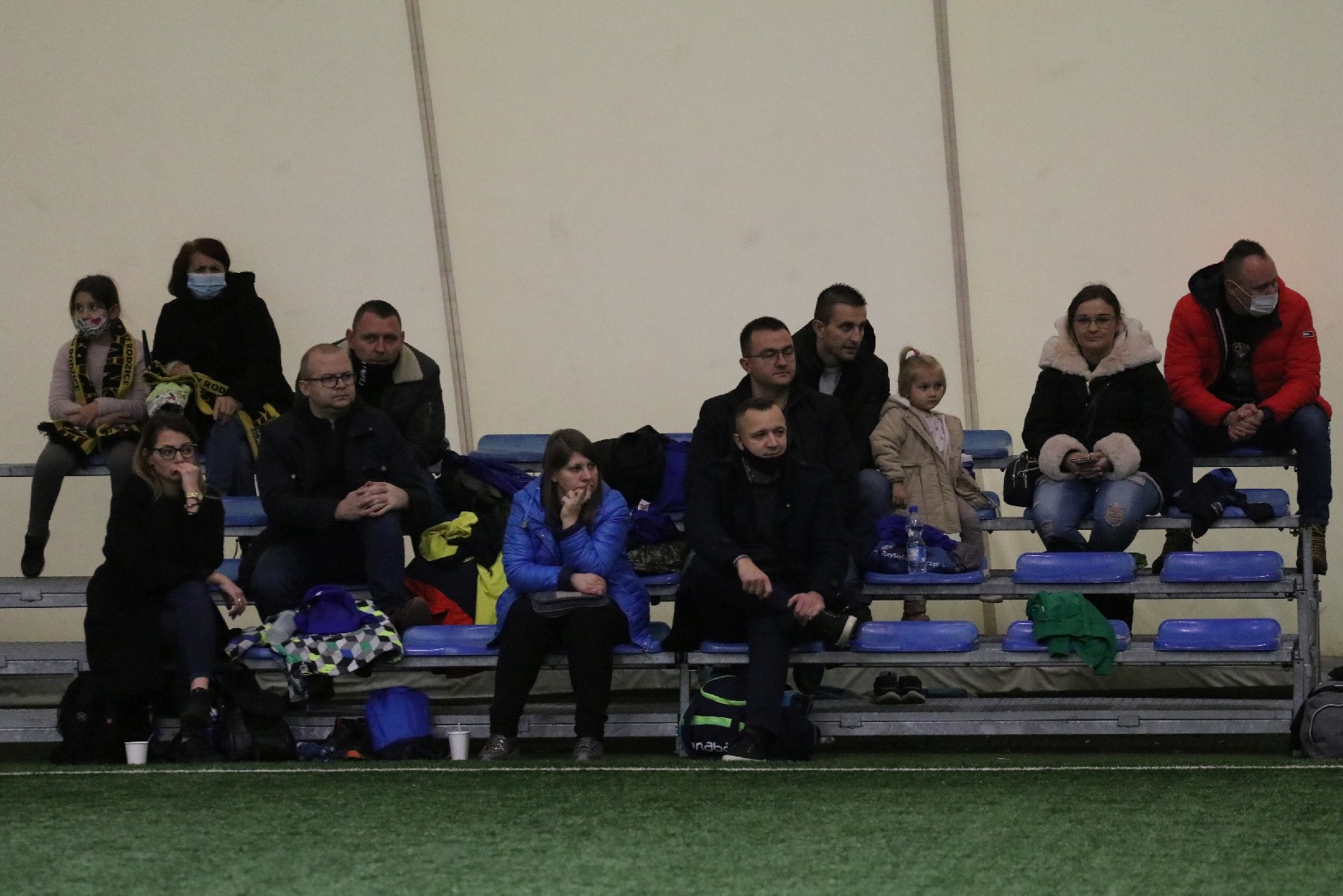 Pod balonem rozegrano mikołajkowy turniej dla dzieci cz1