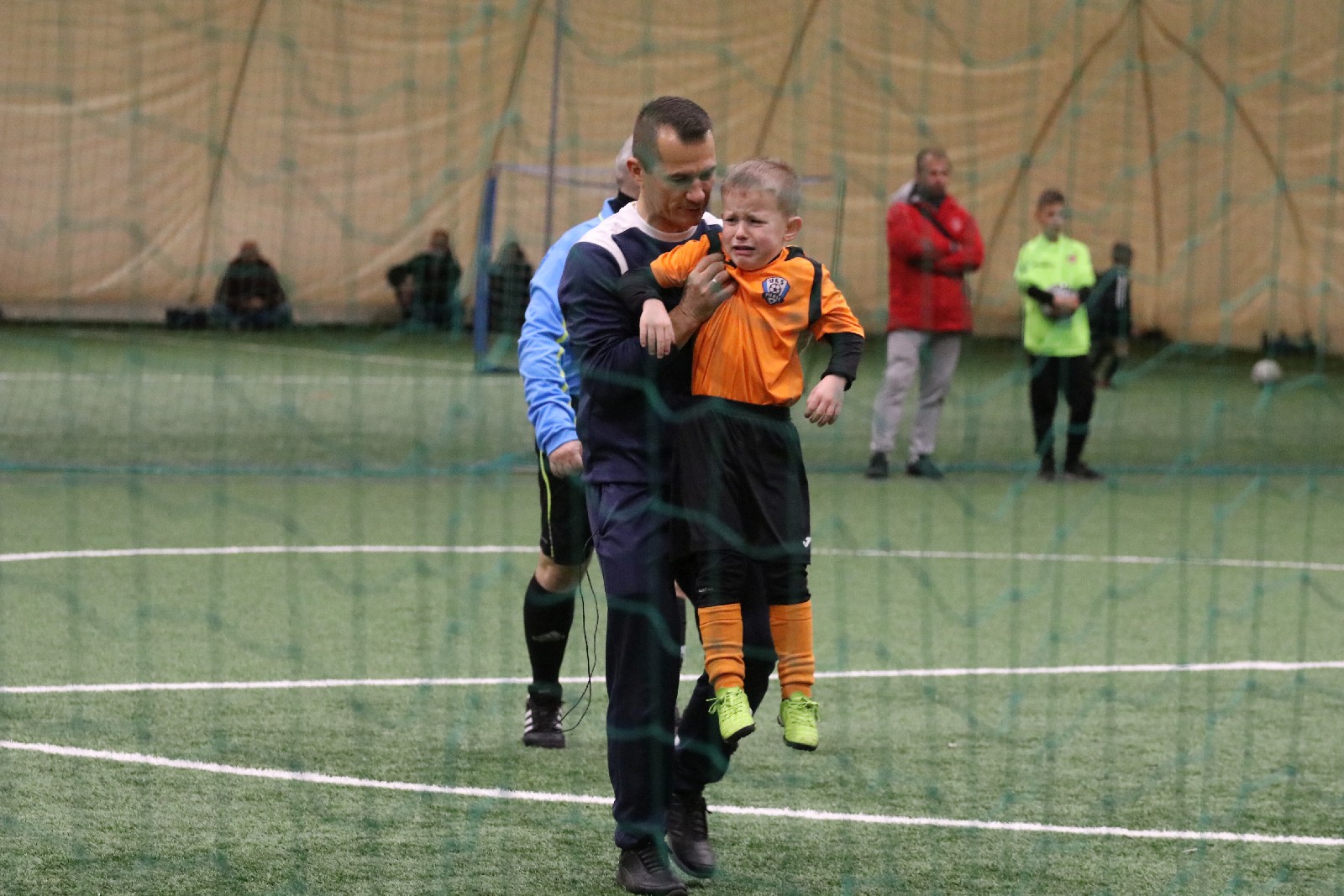 Pod balonem rozegrano mikołajkowy turniej dla dzieci cz1