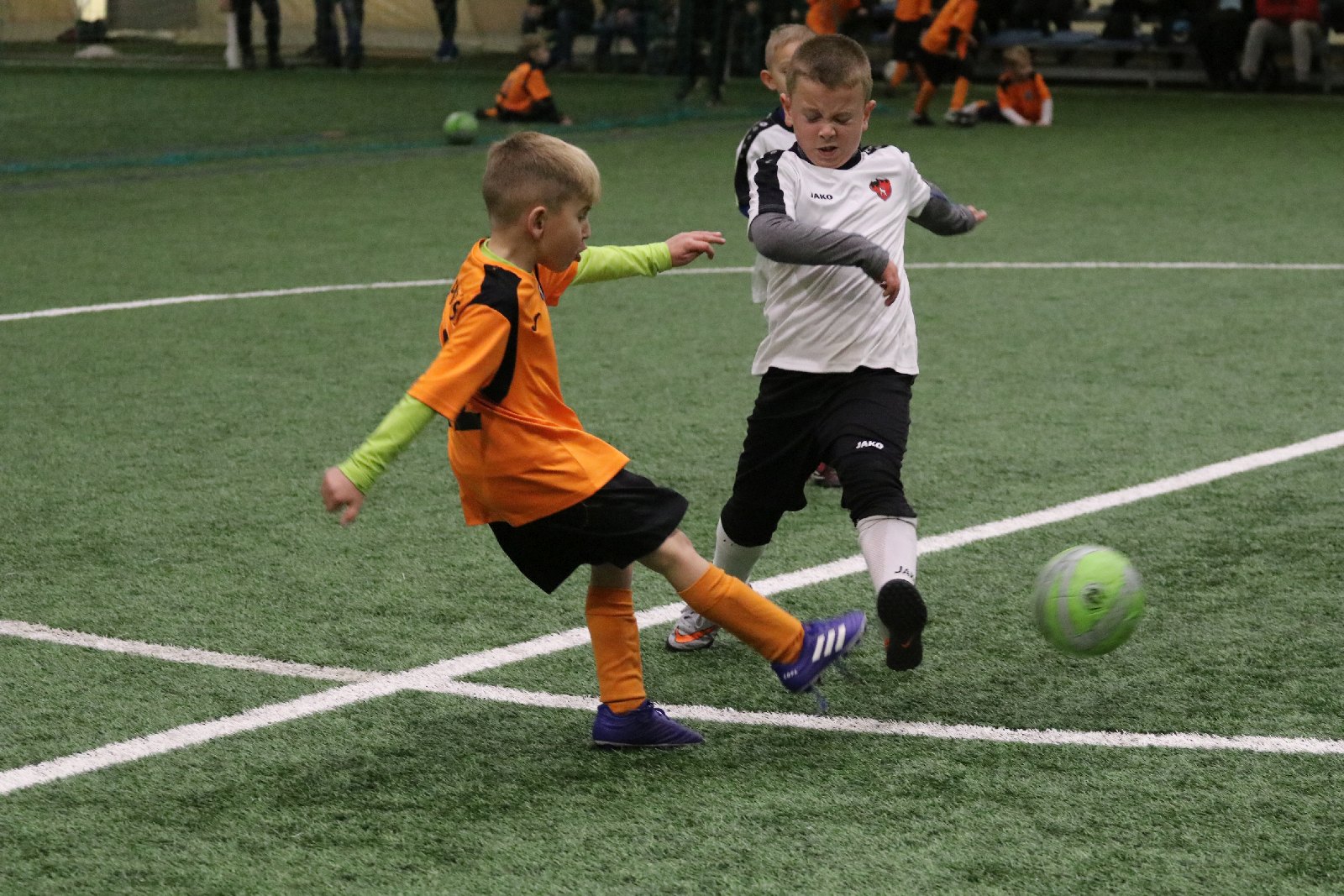 Pod balonem rozegrano mikołajkowy turniej dla dzieci cz1