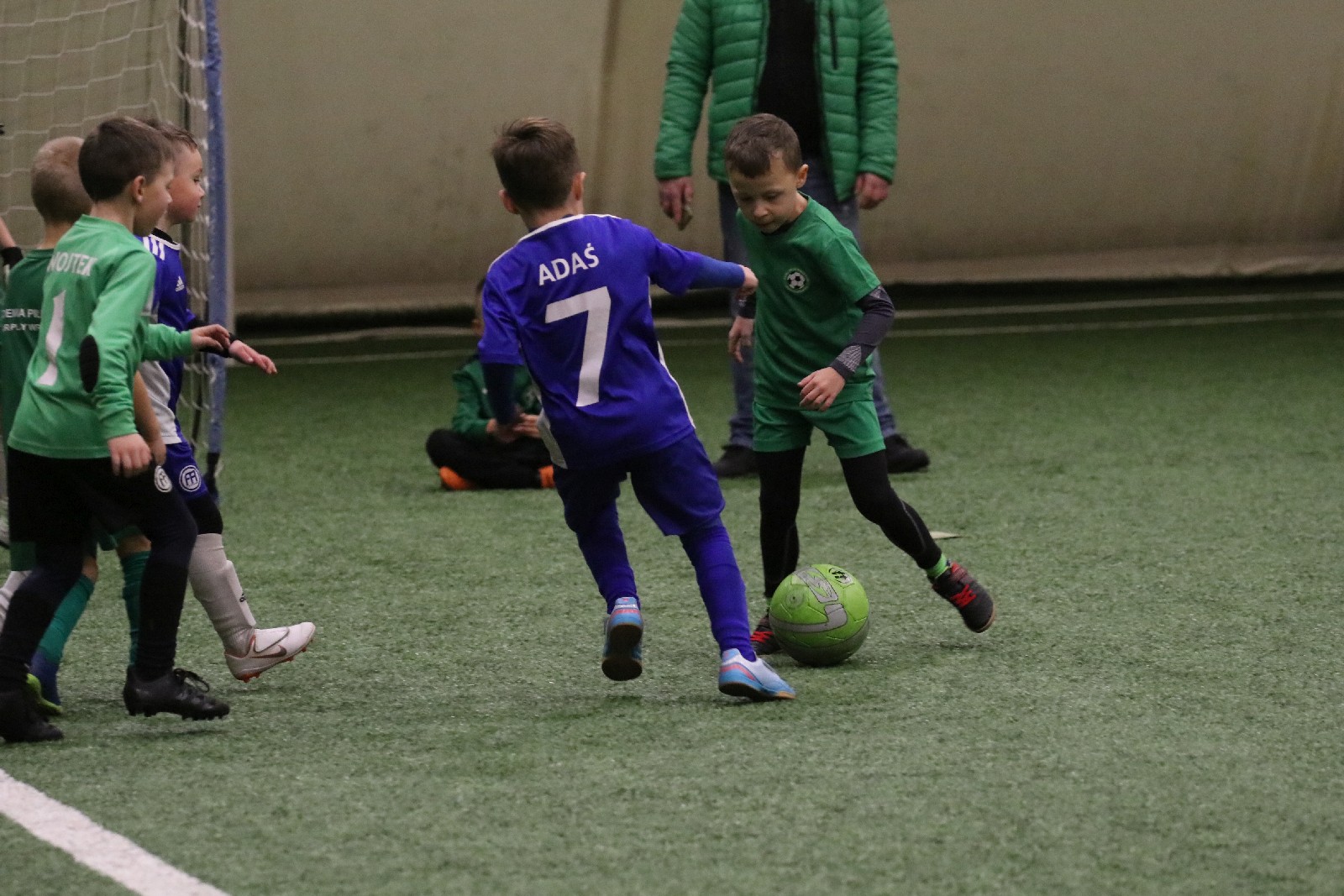 Pod balonem rozegrano mikołajkowy turniej dla dzieci cz1