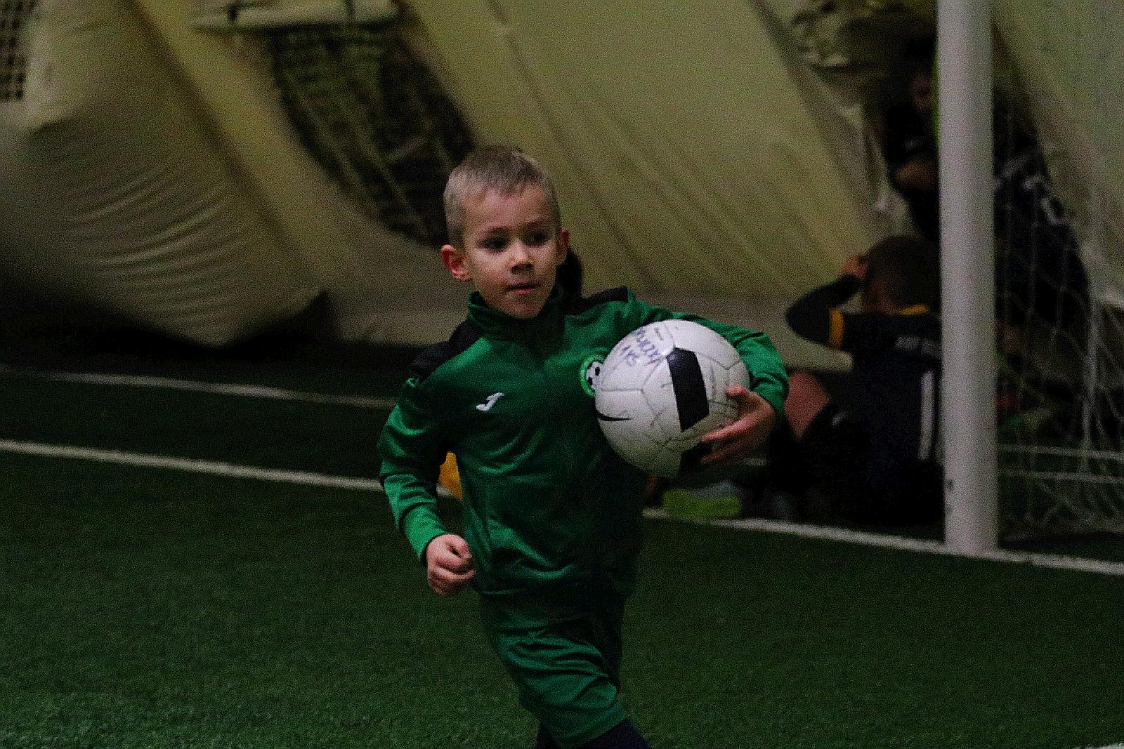 Pod balonem rozegrano mikołajkowy turniej dla dzieci cz1