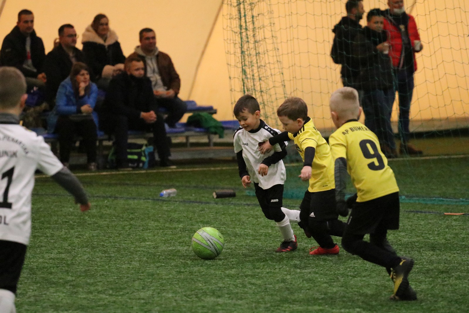 Pod balonem rozegrano mikołajkowy turniej dla dzieci cz1