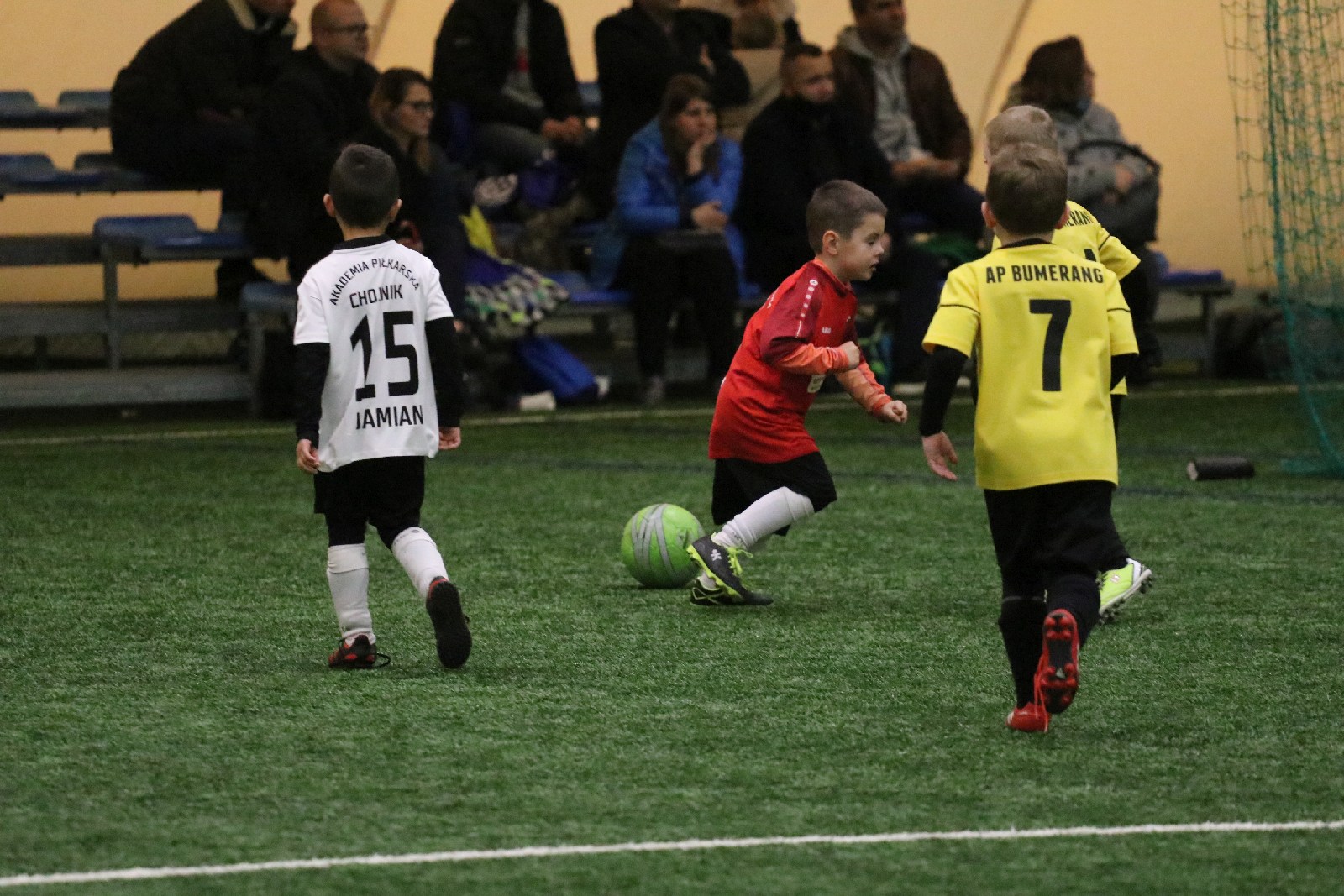 Pod balonem rozegrano mikołajkowy turniej dla dzieci cz1