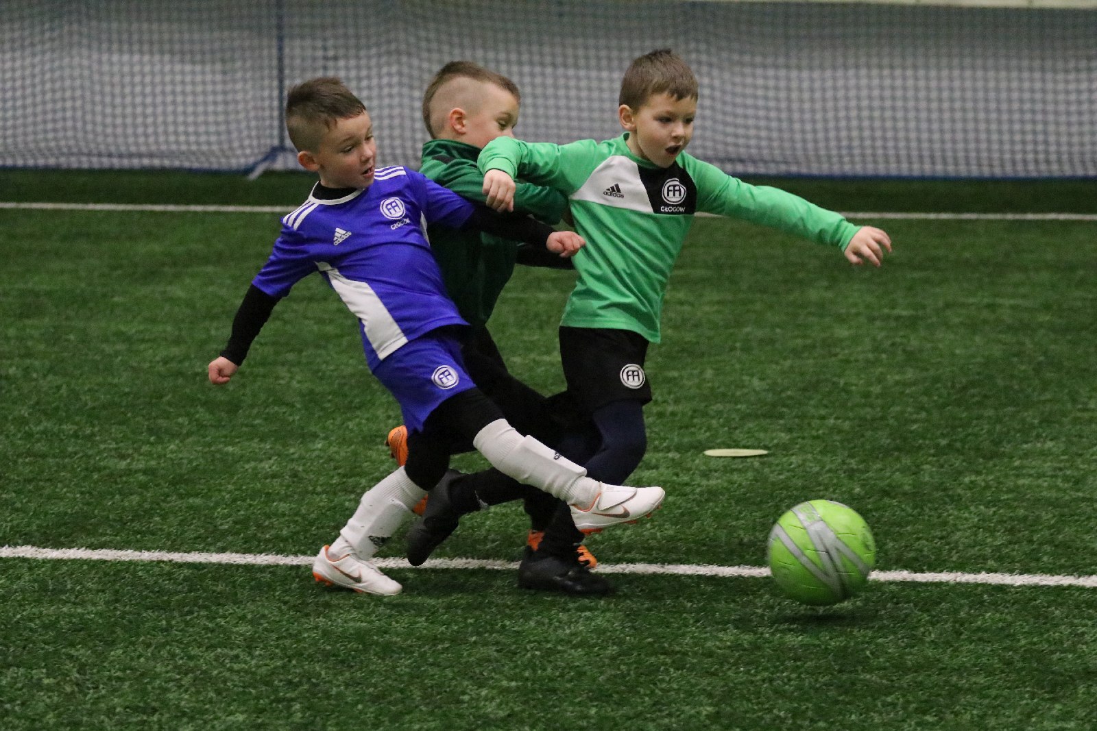 Pod balonem rozegrano mikołajkowy turniej dla dzieci cz1