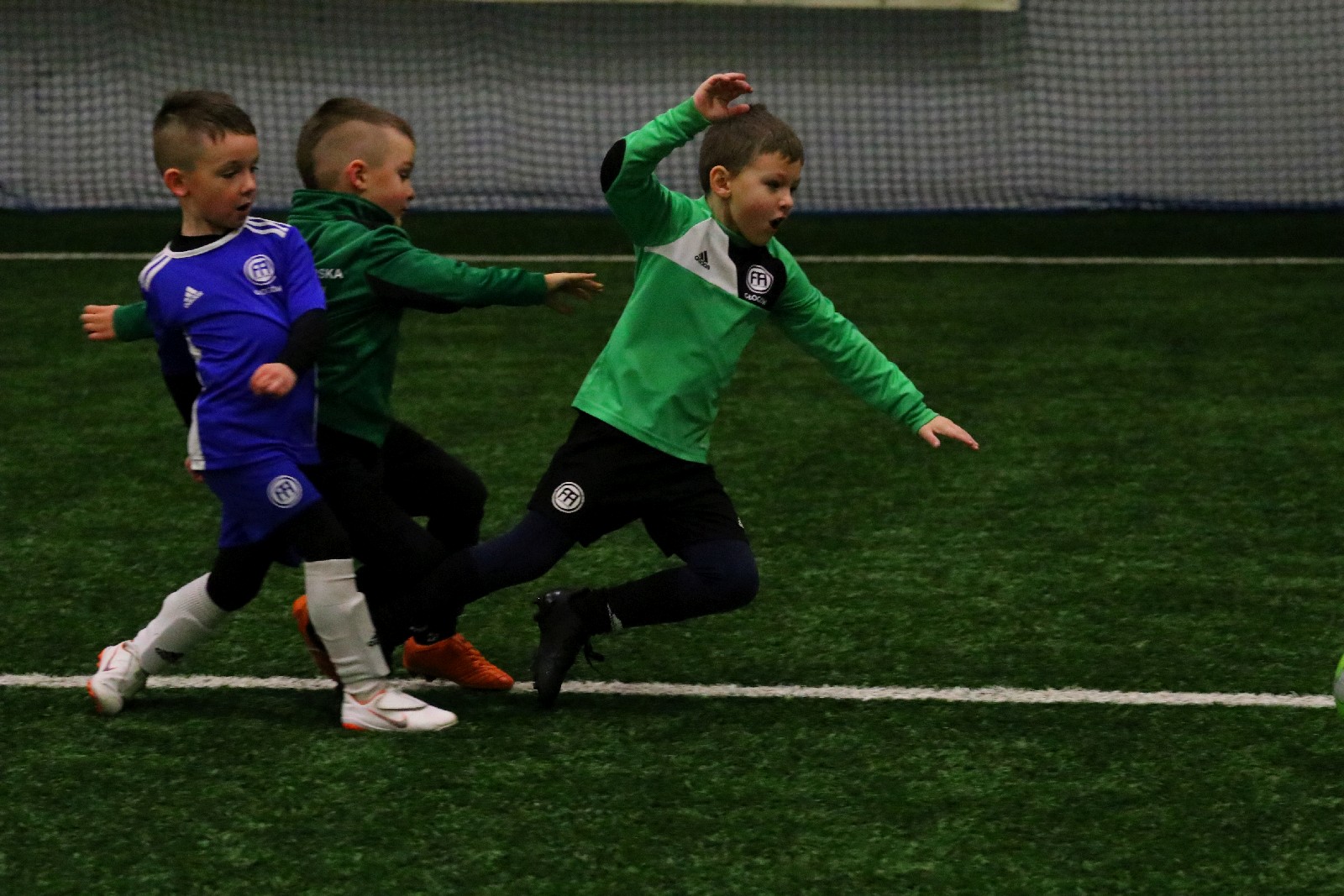 Pod balonem rozegrano mikołajkowy turniej dla dzieci cz1