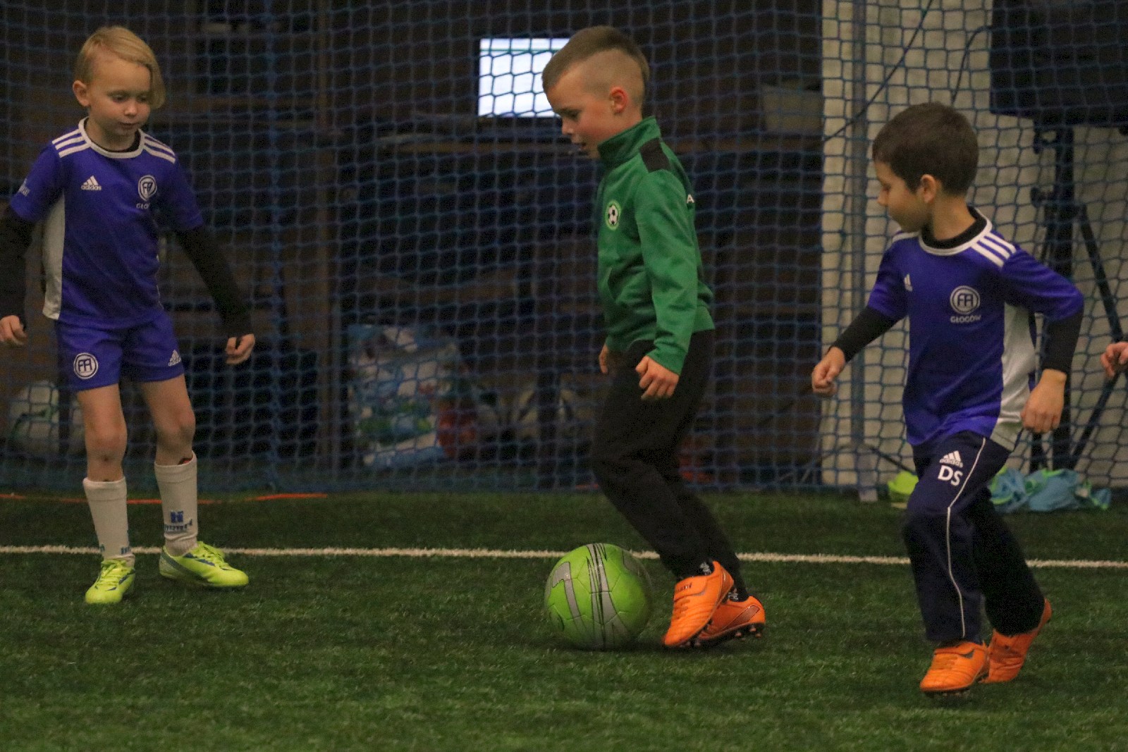 Pod balonem rozegrano mikołajkowy turniej dla dzieci cz1