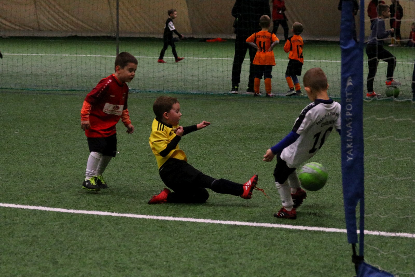 Pod balonem rozegrano mikołajkowy turniej dla dzieci cz1