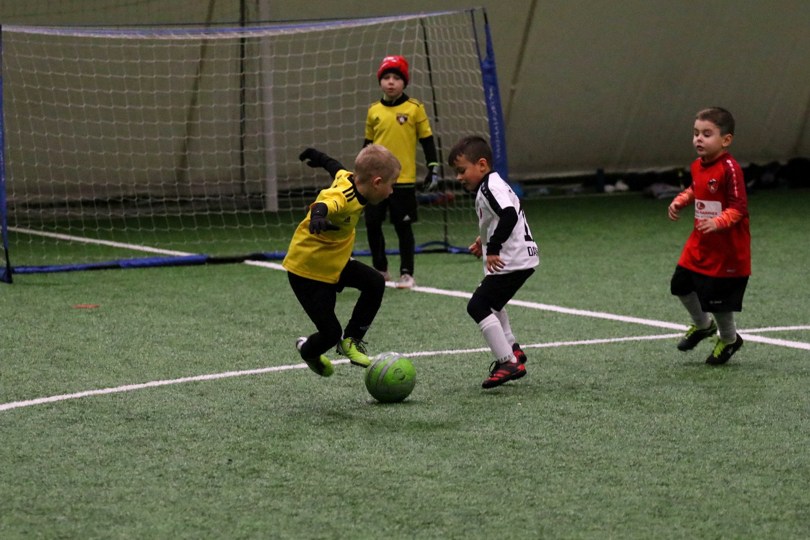 Pod balonem rozegrano mikołajkowy turniej dla dzieci cz1