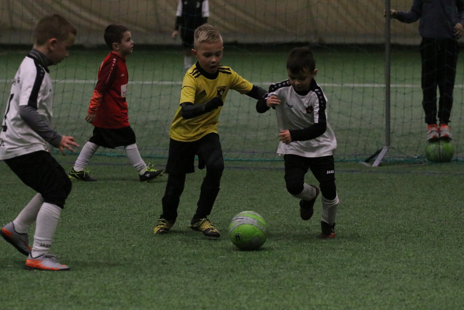 Pod balonem rozegrano mikołajkowy turniej dla dzieci cz1