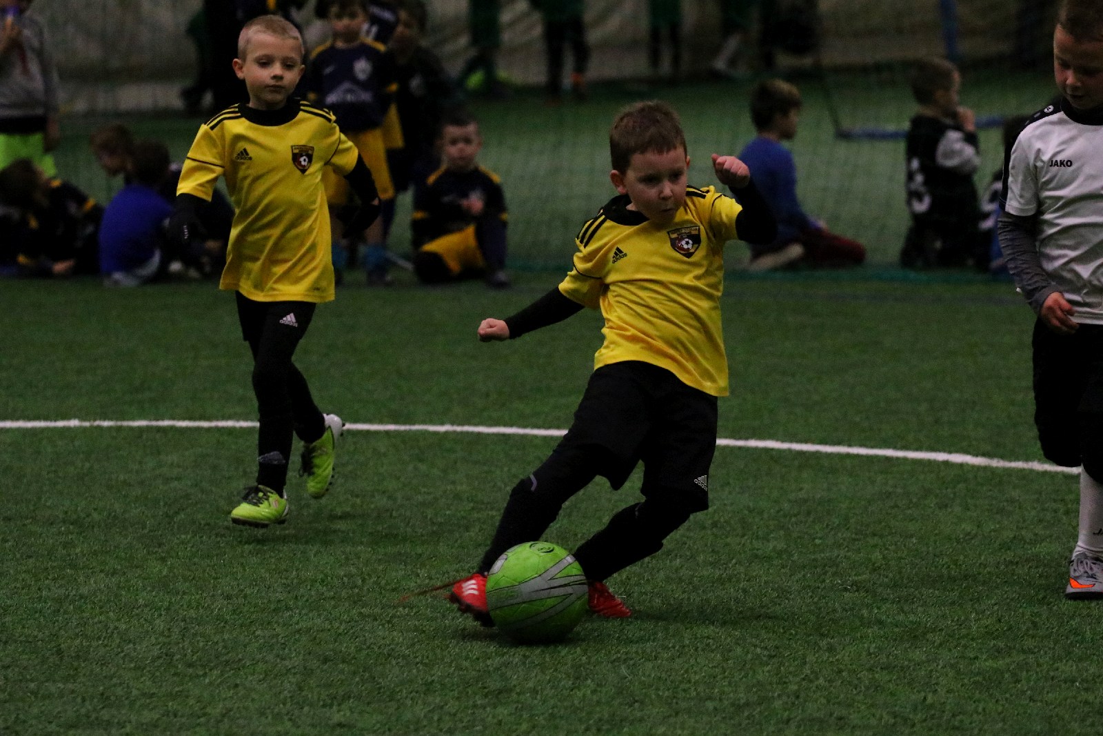 Pod balonem rozegrano mikołajkowy turniej dla dzieci cz1
