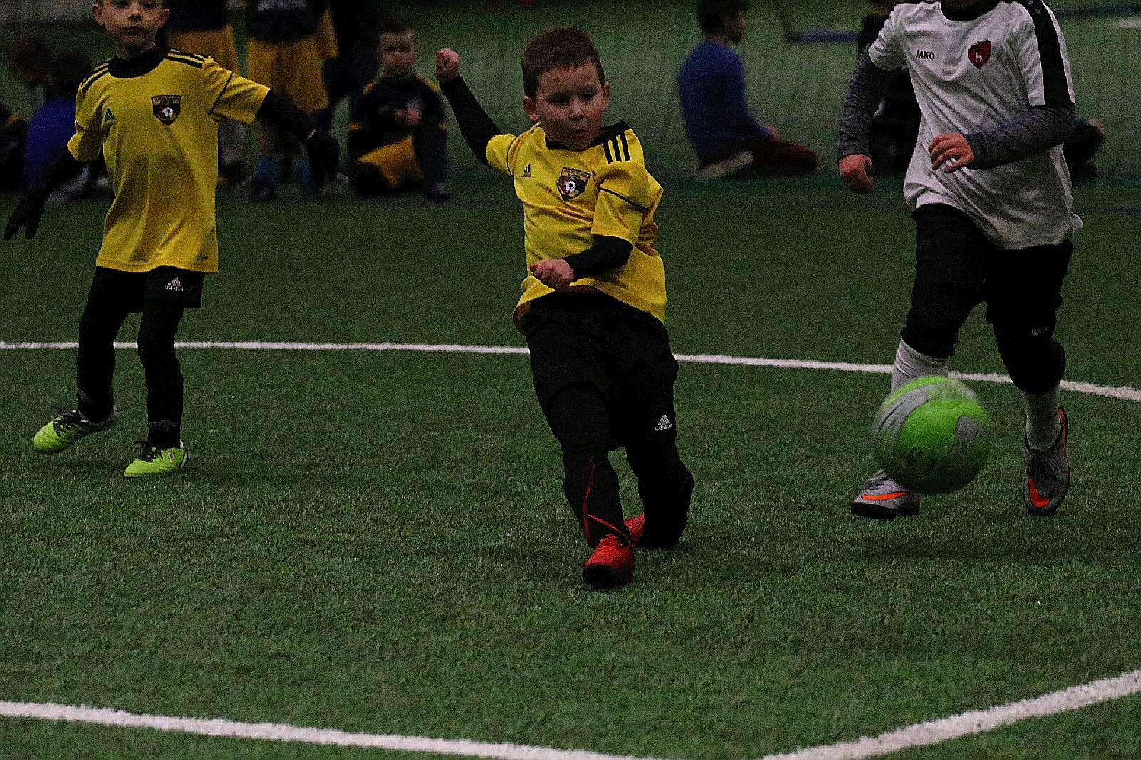 Pod balonem rozegrano mikołajkowy turniej dla dzieci cz1