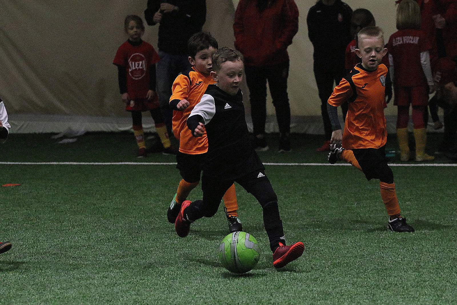 Pod balonem rozegrano mikołajkowy turniej dla dzieci cz1