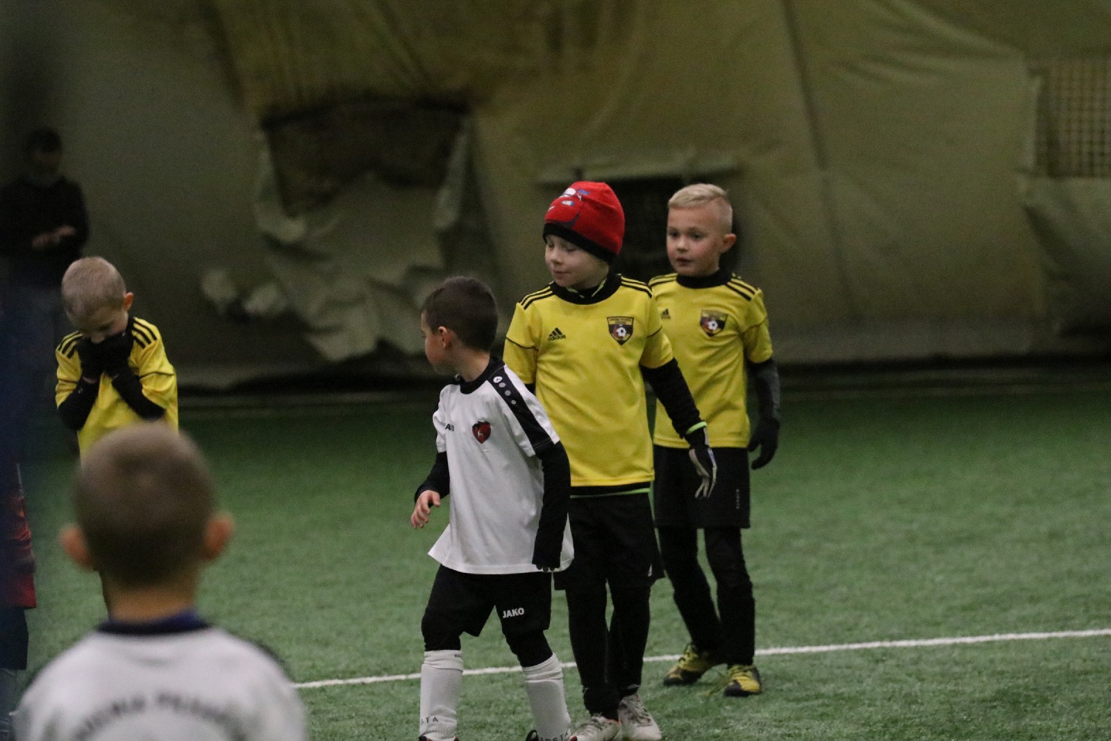 Pod balonem rozegrano mikołajkowy turniej dla dzieci cz1