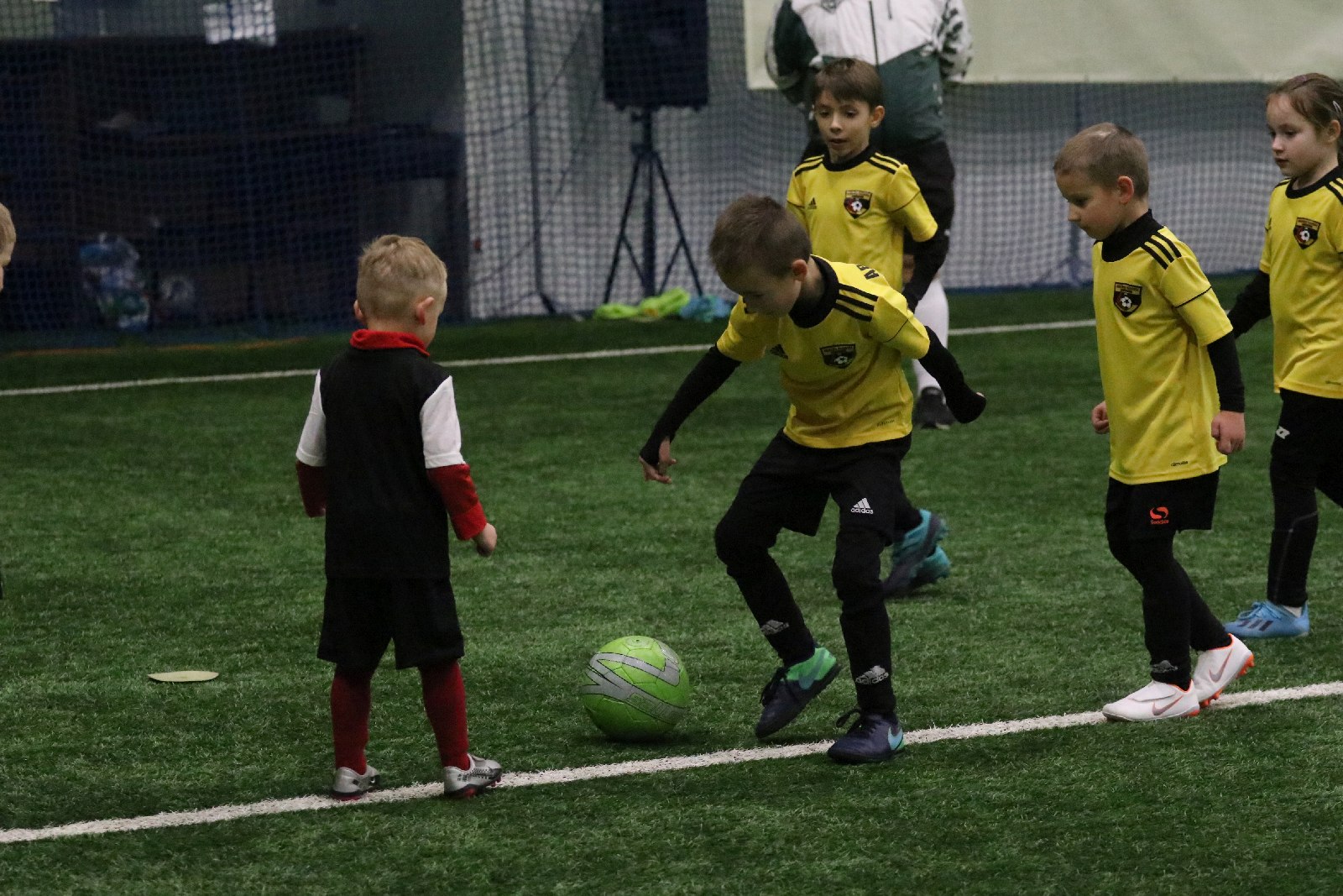 Pod balonem rozegrano mikołajkowy turniej dla dzieci cz1