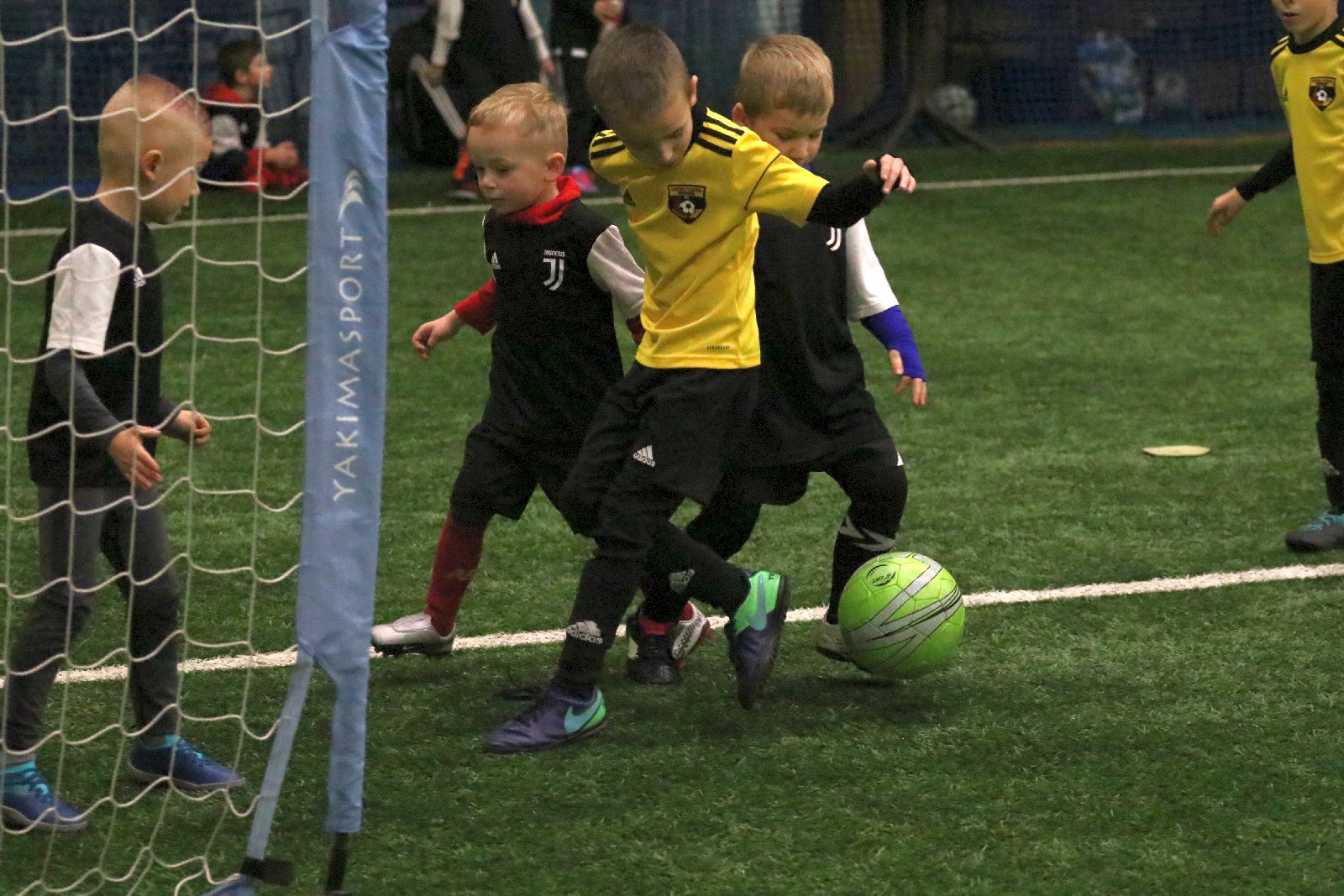 Pod balonem rozegrano mikołajkowy turniej dla dzieci cz1