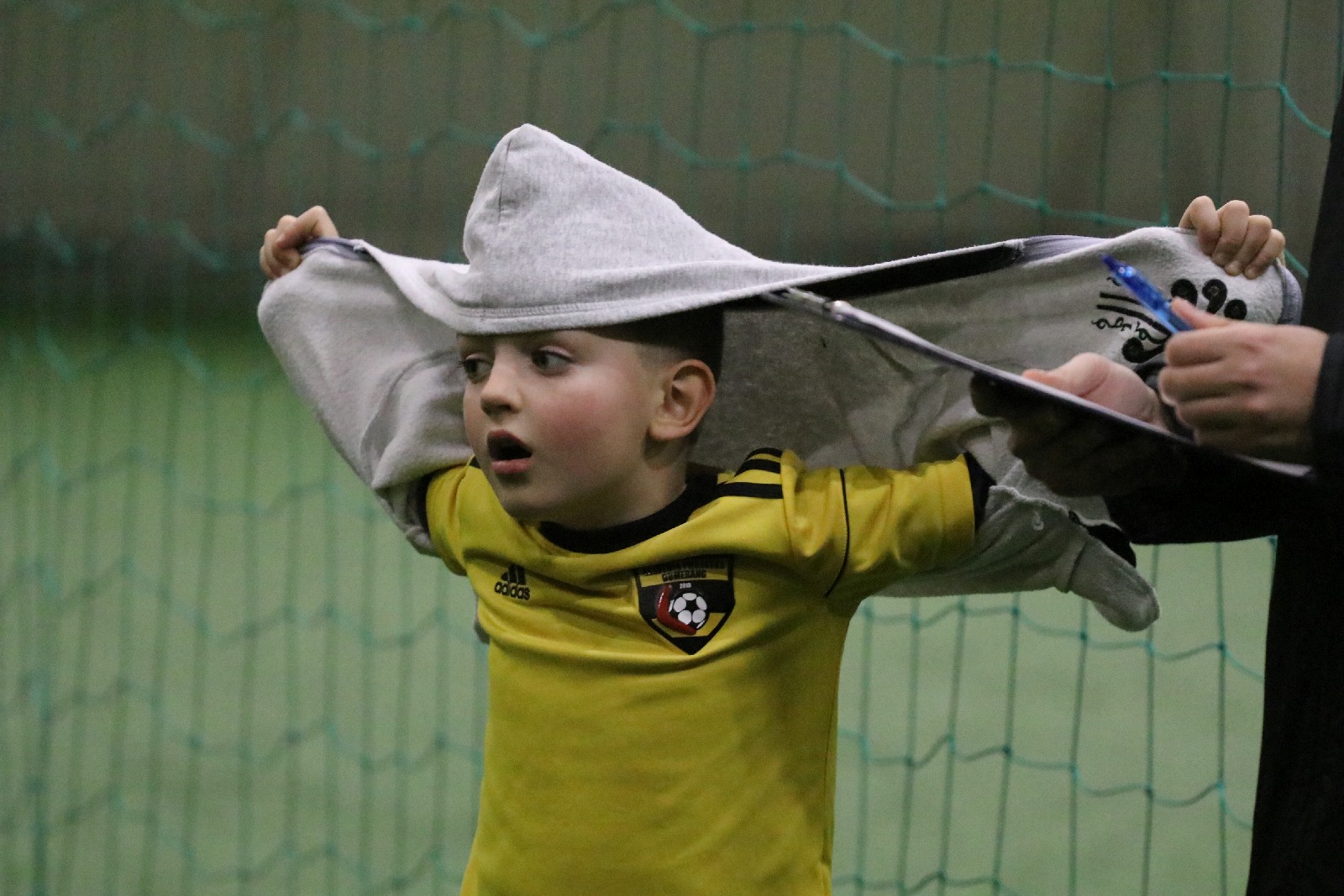 Pod balonem rozegrano mikołajkowy turniej dla dzieci cz1